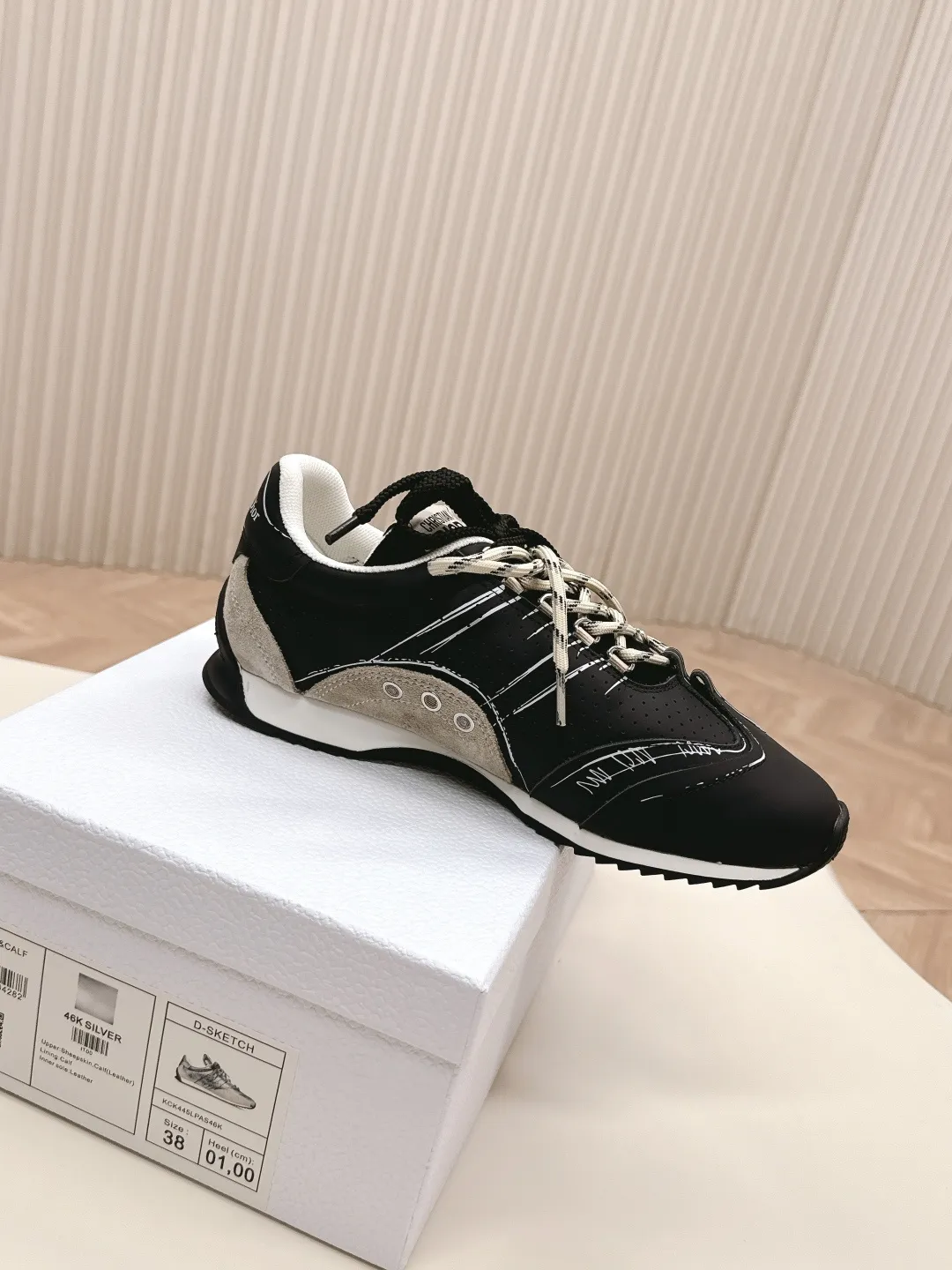 👟👟Ex-factory price 660👟👟 Dior sketch Dior spring and summer catwalk style graffiti sketch moral training shoes Forrest shoes. Original development. The most photographed item in the 25ss spring and summer show. This pair of shoes has changed the single design style of Forrest shoes in the previous impression. It retains the original shape. The details are very in line with the current fashion trend, but it also incorporates the manager's new understanding and retro feelings for Forrest shoes. The overall feeling is brand new. The material is a bit matte leather, full of retro style. It looks very high-end. The feeling on the foot is very convex. The upper foot is really good-looking and versatile. It can be worn with any style of clothes, pants and skirts. It looks good on anyone. Original combination outsole Size: 35-45